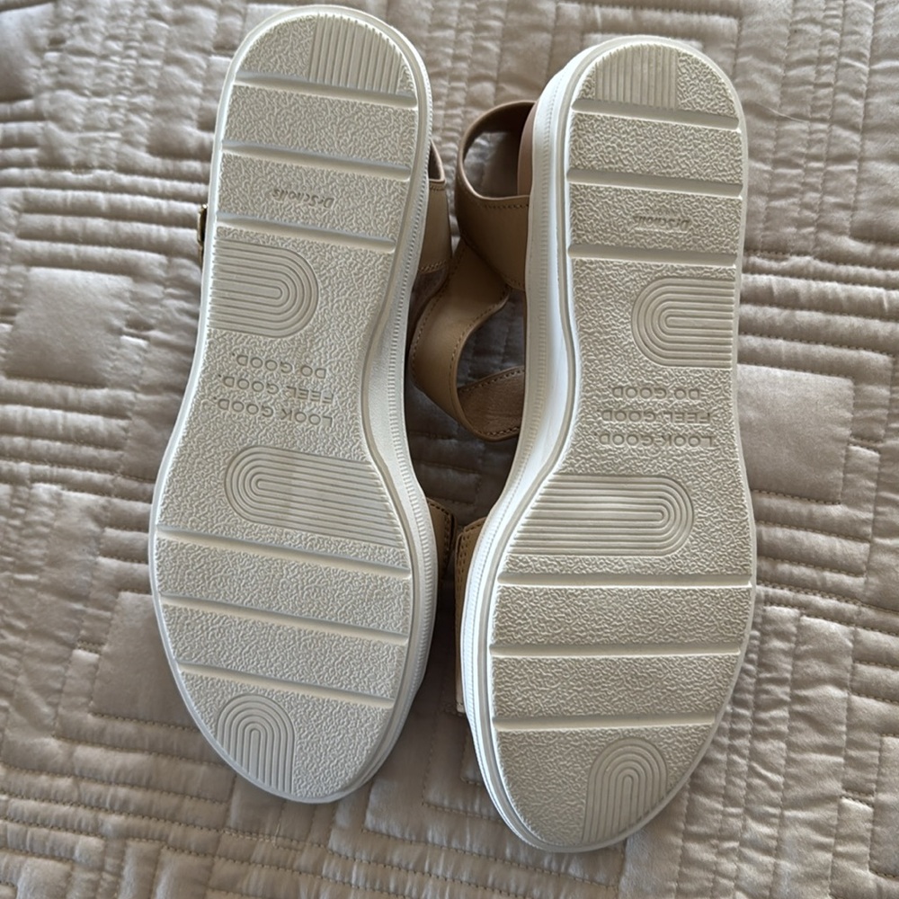 Dr. Scholl's Beige Strap Sandal
Style Time Off Sky - Picture 3 of 3